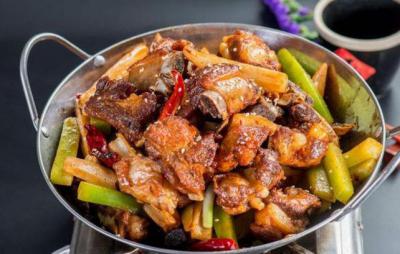 “干鍋排骨”的家常做法，做法簡單，口感麻辣鮮香
